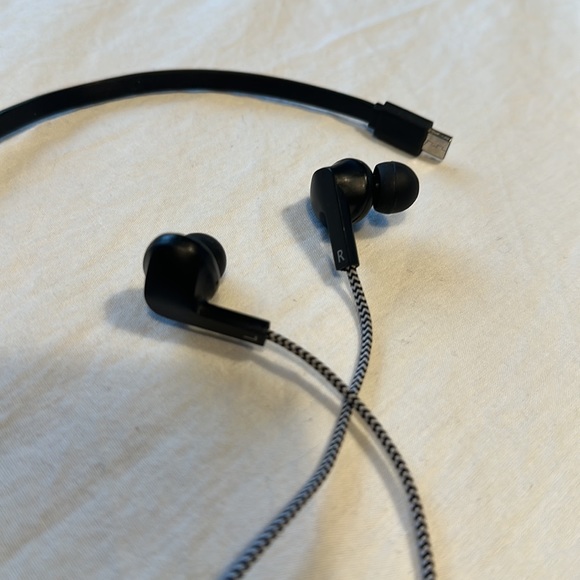 Kikkerland Black Cotton Braided Bluetooth Earbuds - Picture 3 of 6